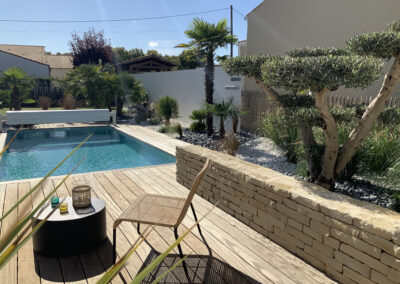 Terrasse bois par BALAND Paysage avec piscine